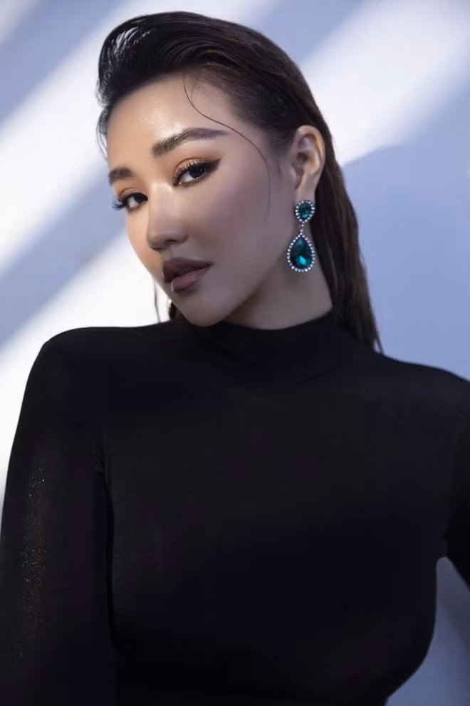 Trong suốt hành trình chinh phục hào quang, Maya chưa một lần lên tiếng đính chính những tin đồn xung quanh chuyện cá nhân. Maya chỉ tập trung vào chuyên môn, mục tiêu của cô trong nghệ thuật và vun vén cho gia đình nhỏ của mình