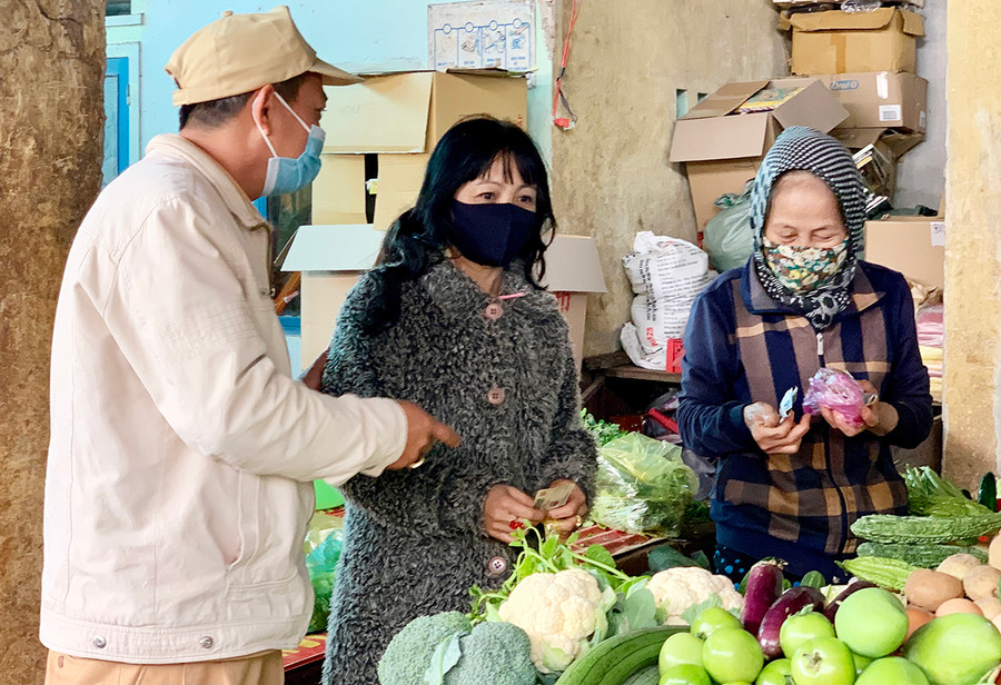 Lực lượng chức năng phường Hội Thương (TP. Pleiku) kiểm tra, nhắc nhở người dân đeo khẩu trang phòng-chống dịch. Ảnh: Như Nguyện Lực lượng chức năng phường Hội Thương, TP. Pleiku kiểm tra, nhắc nhở người dân đeo khẩu trang phòng-chống dịch. Ảnh: Như Nguyện