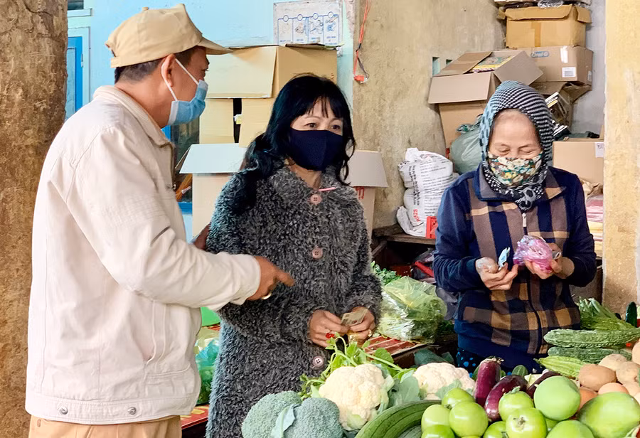 Lực lượng chức năng phường Hội Thương, TP. Pleiku kiểm tra, nhắc nhở người dân đeo khẩu trang phòng-chống dịch. Ảnh: Như Nguyện