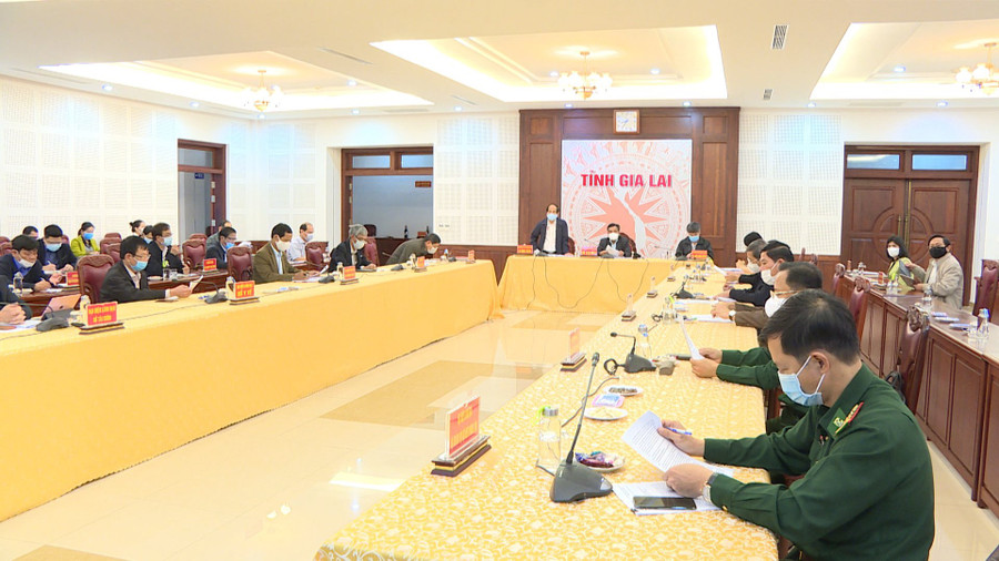 Quang cảnh cuộc họp trực tuyến tại điểm cầu UBND tỉnh sáng 11-2. Ảnh Như Nguyện