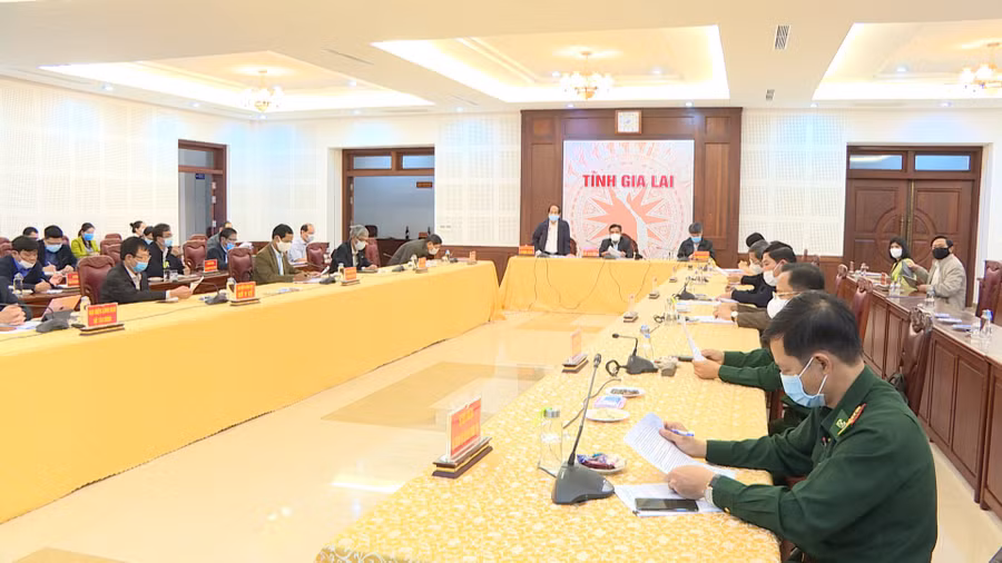 Quang cảnh cuộc họp trực tuyến tại điểm cầu UBND tỉnh sáng 11-2. Ảnh Như Nguyện