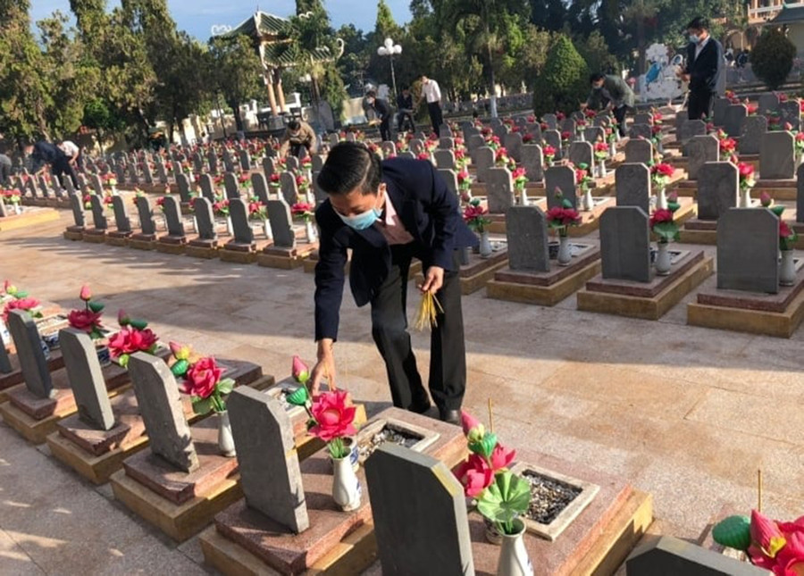 Người dân viếng Nghĩa trang Liệt sĩ huyện Chư Prông. Ảnh: Hoàng Cư