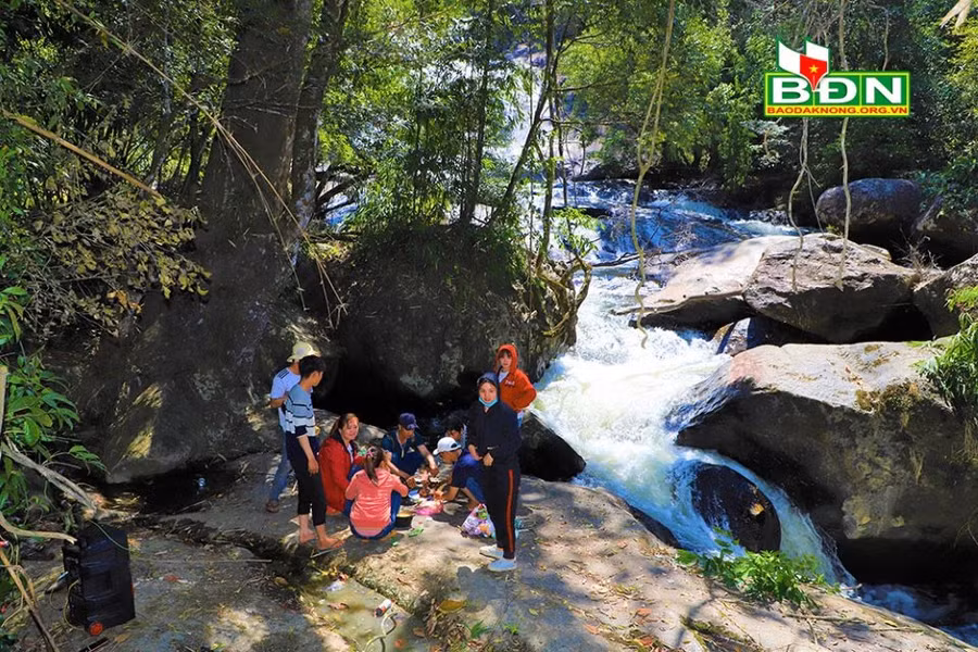  Thác Bảy Tầng trên là điểm dừng chân, vui chơi thú vị cho du khách thích khám phá, muốn hòa mình với thiên nhiên.