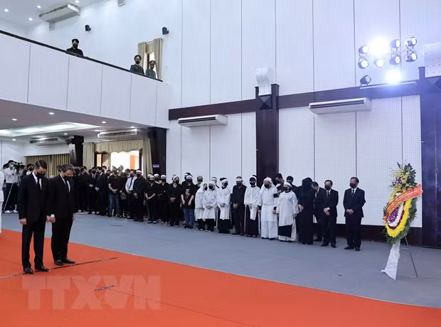 Bí thư Trung ương Đảng, Chánh Văn phòng Trung ương Đảng Lê Minh Hưng chuyển vòng hoa của Tổng Bí thư, Chủ tịch nước Nguyễn Phú Trọng viếng nguyên Phó Thủ tướng Trương Vĩnh Trọng. (Ảnh: Thống Nhất/TTXVN)