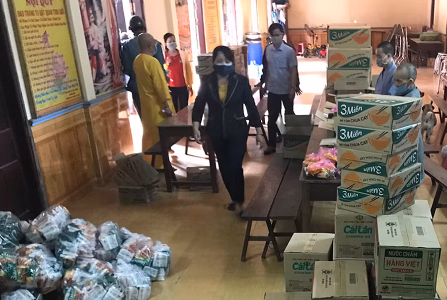 Số quà được tập kết tại chùa Bửu Tịnh để trao cho người dân. Ảnh: Nguyễn Sang Ảnh: Nguyễn Sang