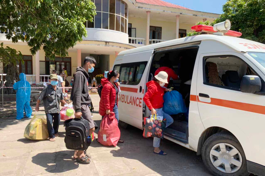 Các công dân hết thời gian cách ly tập trung tại trụ sở cũ của Ban Chỉ huy Quân sự thị xã Ayun Pa lên xe trở về với gia đình. Ảnh.Vũ Chi