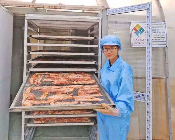 Sản phẩm heo Brong một nắng của Nguyễn Thanh Thảo được sấy bằng hệ thống năng lượng mặt trời