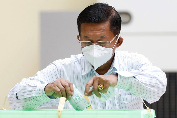  Tướng Min Aung Hlaing bỏ phiếu trong cuộc tổng tuyển cử ngày 8-11-2020. Ảnh: AP