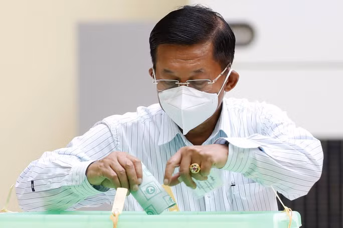 Tướng Min Aung Hlaing bỏ phiếu trong cuộc tổng tuyển cử ngày 8-11-2020. Ảnh: AP