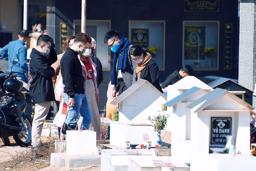 Đây cũng là dịp để cầu mong ông bà, tổ tiên phù hộ, che chở cho gia đình có thêm sức khỏe, thêm bình an trong năm mới về ăn Tết với gia đình.