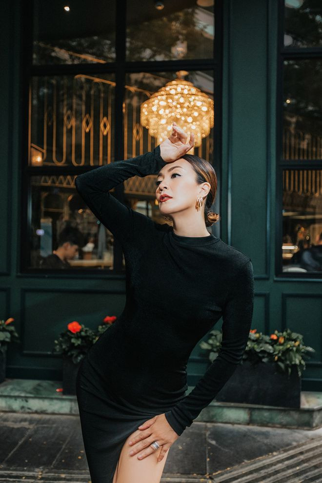 Sau 25 năm giành ngôi vị á hậu, Chung Vũ Thanh Uyên bày tỏ cô luôn nhớ những kỷ niệm đẹp cùng Hoa hậu Đàm Lưu Ly và Á hậu Võ Ngọc Hoàng Hoa. Dù vậy chưa bao giờ người đẹp coi mình là người nổi tiếng. Sau khoảng thời gian tạo dựng sự nghiệp riêng, “Mỹ nhân ảnh lịch” quyết định dùng thời gian tiếp theo để giúp đỡ phần nào cho phụ nữ Việt Nam hay những gia đình gặp hoàn cảnh khó - Ảnh: Tuấn Phạm