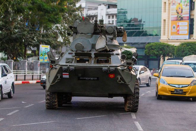 Myanmar triển khai binh sĩ khắp cả nước sau khi Mỹ, Anh lên tiếng ảnh 1 Xe bọc thép của quân đội Myanmar xuất hiện trên một con đường ở thành phố Yangon trong cuộc biểu tình chống chính biến hôm 14.2.
