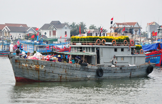 Con tàu chở đầy hoa, hàng hóa Tết, phục vụ người dân Lý Sơn. Ảnh: T.Trực