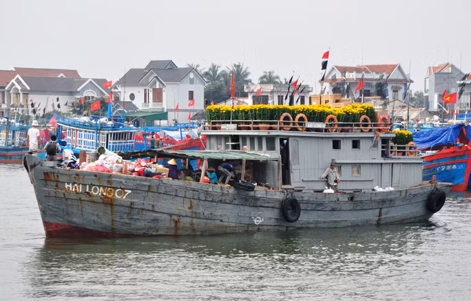 Con tàu chở đầy hoa, hàng hóa Tết, phục vụ người dân Lý Sơn. Ảnh: T.Trực