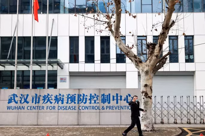 Nhóm chuyên gia WHO đến Trung tâm Kiểm soát và Phòng ngừa Dịch bệnh Trung Quốc tại Vũ Hán vào ngày 1-2. Ảnh: Reuters