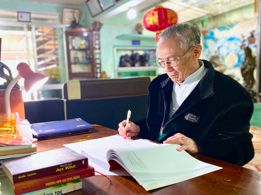 Dù tuổi đã cao nhưng ông Nguyễn Quốc Thành vẫn dành trọn niềm đam mê với con chữ. Ảnh: Mộc Trà