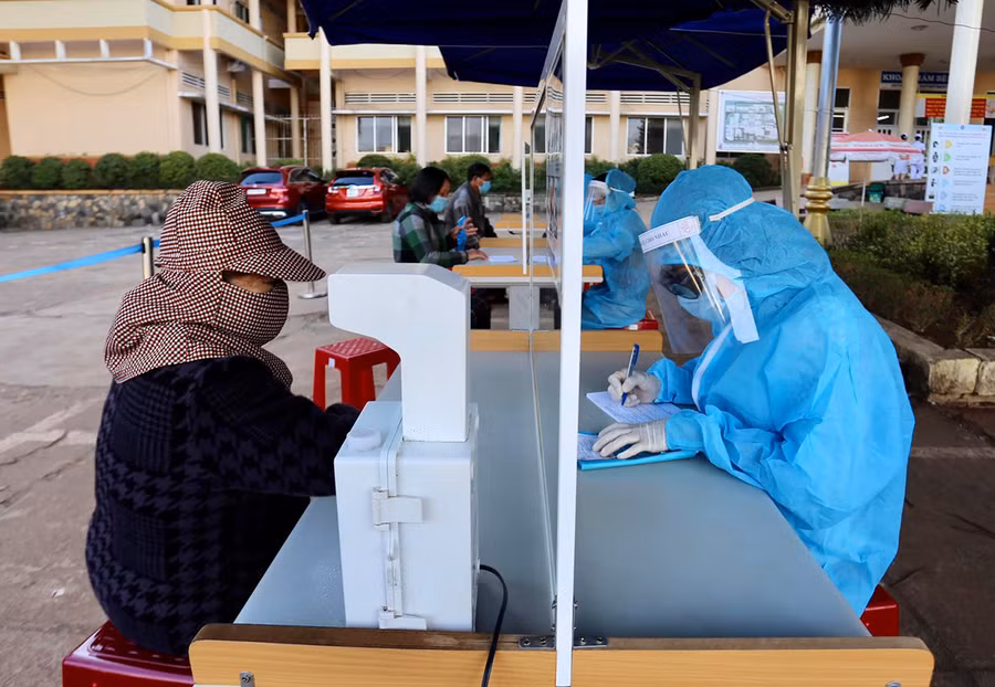  Người dân đã đến các địa điểm trên tự cách ly tại nhà và khẩn trương liên hệ với cơ sở y tế gần nhất hoặc gọi đến số điện thoại đường dây nóng để được hỗ trợ, tư vấn theo quy định. Ảnh: Như Nguyện. 