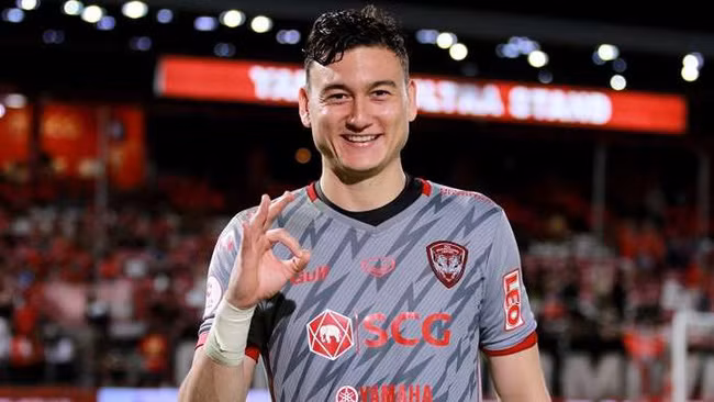  Đặng Văn Lâm không có duyên với chiếc áo số 1.