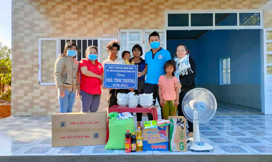 Trao nhiều phần quà cho gia đình ông Rơ Mah Quý nhân dịp về nhà mới. Ảnh: Hồng Ngọc