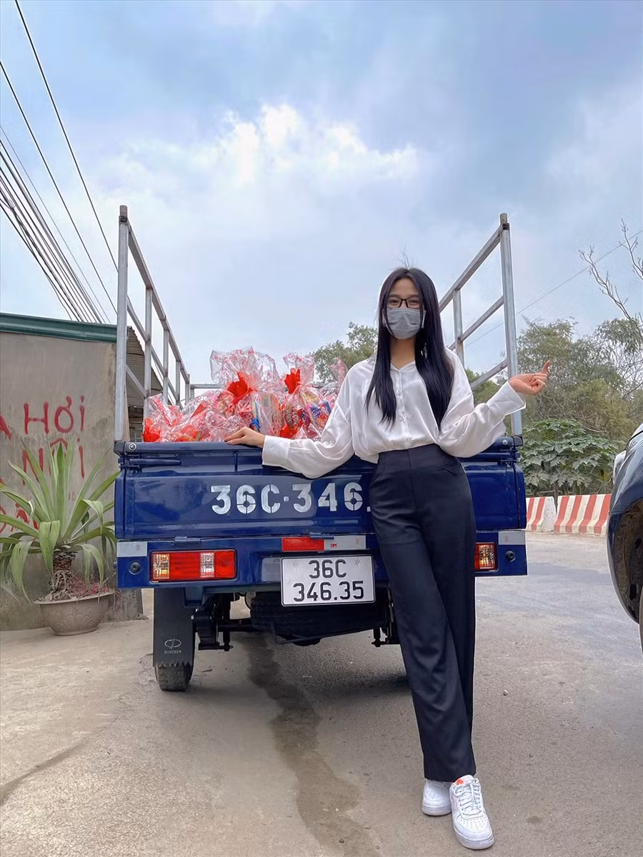 Tại quê nhà Hậu Lộc, người đẹp xứ Thanh xuất hiện trong bộ trang phục giản dị nhưng vẫn tươi tắn và tràn đầy sức sống khi tổ chức phát quà cho người dân nơi đây. Cô đã đến thăm và trao 31 suất quà cùng với 31 triệu đồng tiền mặt cho “Hợp tác xã dạy nghề và phục hồi chức năng cho người khuyết tật 18-4” xã Quang Lộc, huyện Hậu Lộc, tỉnh Thanh Hoá. Đồng thời Đỗ Thị Hà cũng trao 50 suất quà và 50 triệu đồng cho bà con nghèo xã Cầu Lộc, huyện Hậu Lộc với tổng giá trị lên đến 100 triệu đồng. Ảnh: NVCC.