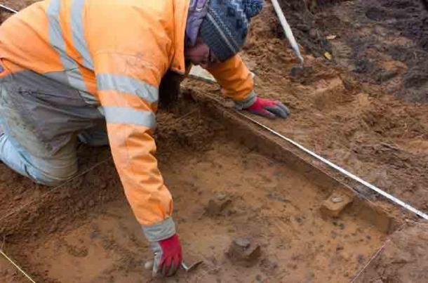 Một nhà khảo cổ đang khai quật các hiện vật quý giá - Ảnh: Aeon Archaeology Một nhà khảo cổ đang khai quật các hiện vật quý giá - Ảnh: Aeon Archaeology