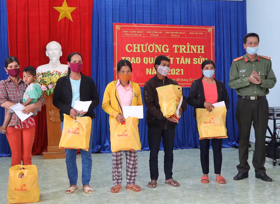 Các phần quà góp phần giúp bà con có điều kiện vui Xuân, đón Tết cổ truyền của dân tộc. Ảnh: Tấn Dũng