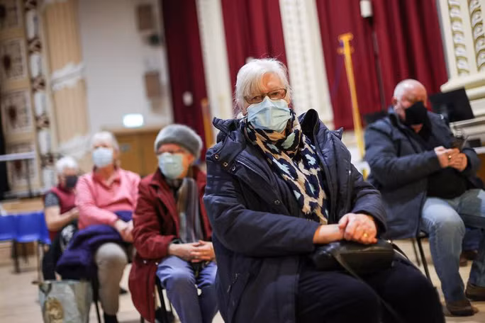  Người dân Anh chờ tiêm vắc-xin Covid-19 vào ngày 3-2. Ảnh: Reuters