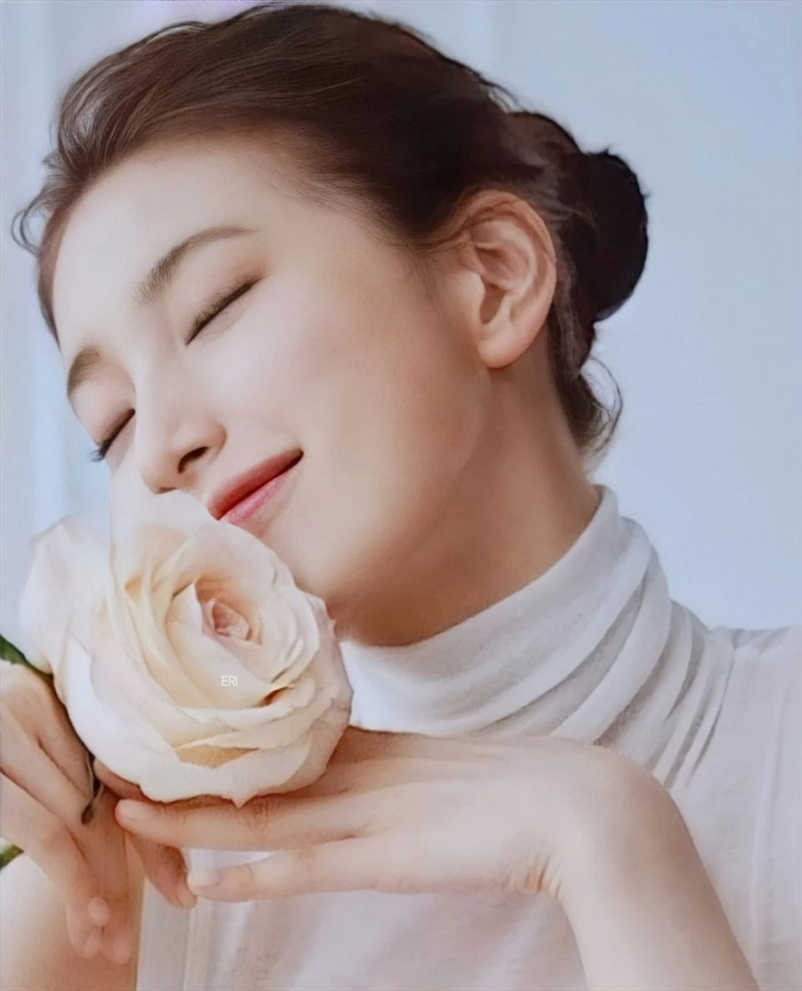 Suzy là một ca sĩ, diễn viên nổi tiếng của Hàn Quốc. Sau 11 năm hoạt động trong làng giải trí, mỹ nhân sinh năm 1994 vẫn luôn nằm trong top đầu bảng bình chọn thần tượng xinh đẹp nhất. Ảnh: Instagram.