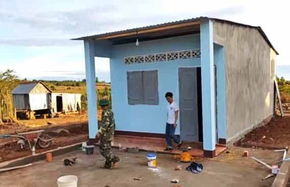 Ngôi nhà ở cho em Ange (làng Đak Ó, xã Kon Chiêng, huyện Mang Yang) đang được hoàn thiện. Ảnh: Hoàng Cư Ngôi nhà ở cho em Ange, ở làng Đăk Ó, xã Kon Chiêng, huyện Mang Yang đang được hoàn thiện.