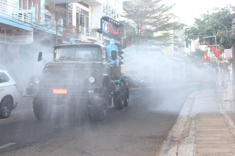 Phun thuốc khử khuẩn trên tuyến đường Nguyễn Đình Chiểu (phường Tây Sơn, TP. Pleiku). Ảnh: Chu Hoài
