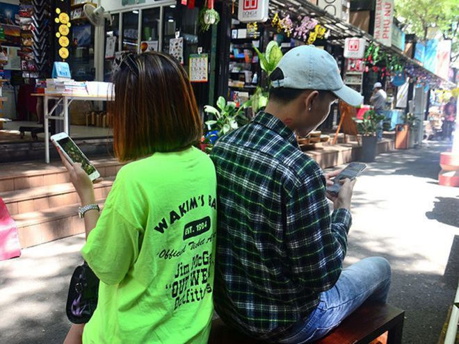 Nhiều bạn trẻ đang ở cạnh nhau, cũng chia sẻ rằng họ sẽ 