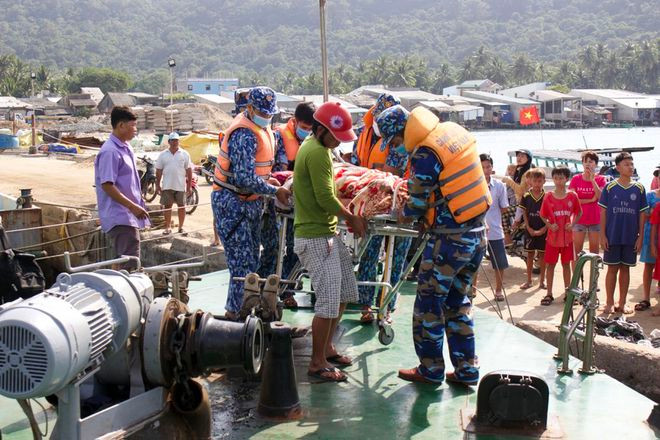 Tàu Vùng Cảnh sát biển 4 đưa nạn nhân vào Trung tâm y tế TP.Phú Quốc để tiếp tục điều trị - ẢNH: ANH PHƯƠNG Tàu Vùng Cảnh sát biển 4 đưa nạn nhân vào Trung tâm y tế TP.Phú Quốc để tiếp tục điều trị - ẢNH: ANH PHƯƠNG