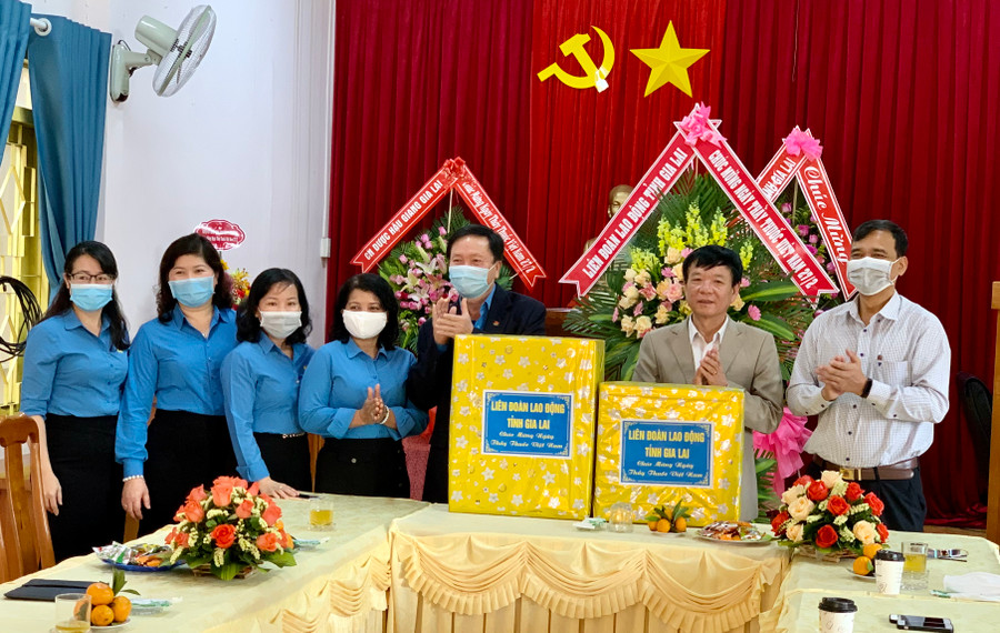 Đoàn công tác của Liên đoàn Lao động tỉnh đến thăm, chúc mừng Sở Y tế nhân Ngày Thầy thuốc Việt Nam. Ảnh: Như Nguyện Dịp này, Liên đoàn lao động tỉnh cũng đã đến thăm , chúc mừng Sở Y tế nhân Ngày Thầy thuốc Việt Nam. Ảnh: Như Nguyện