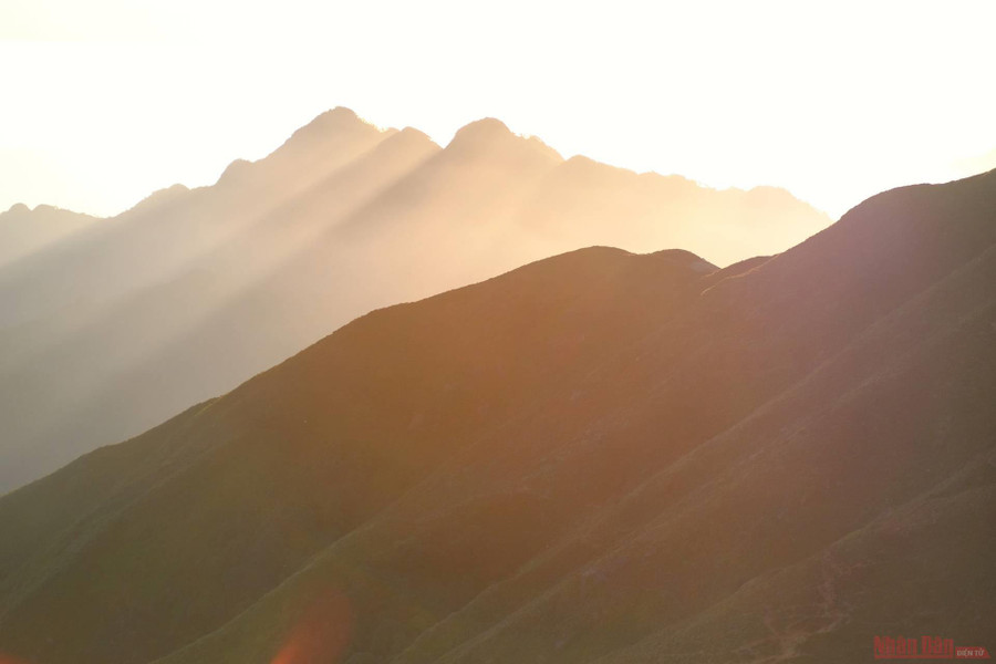  Hoàng hôn Tà Chì Nhù với hướng nhìn toàn cảnh về thung lũng bên dưới là huyện Trạm Tấu, được coi là một trong những ngọn núi ngắm hoàng hôn đẹp nhất. 