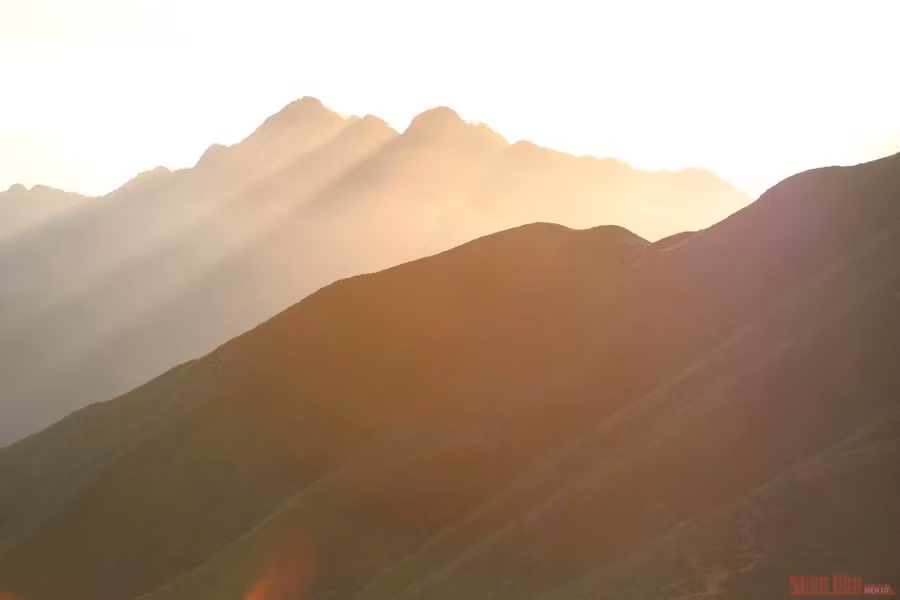  Hoàng hôn Tà Chì Nhù với hướng nhìn toàn cảnh về thung lũng bên dưới là huyện Trạm Tấu, được coi là một trong những ngọn núi ngắm hoàng hôn đẹp nhất. 