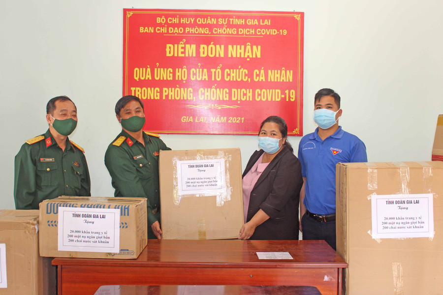 Chị Hà Thị Giang Thảo-Bí thư Tỉnh Đoàn trao tặng trang-thiết bị y tế cho Ban Chỉ đạo phòng-chống dịch Covid-19 Bộ Chỉ huy Quân sự tỉnh.Ảnh P.L