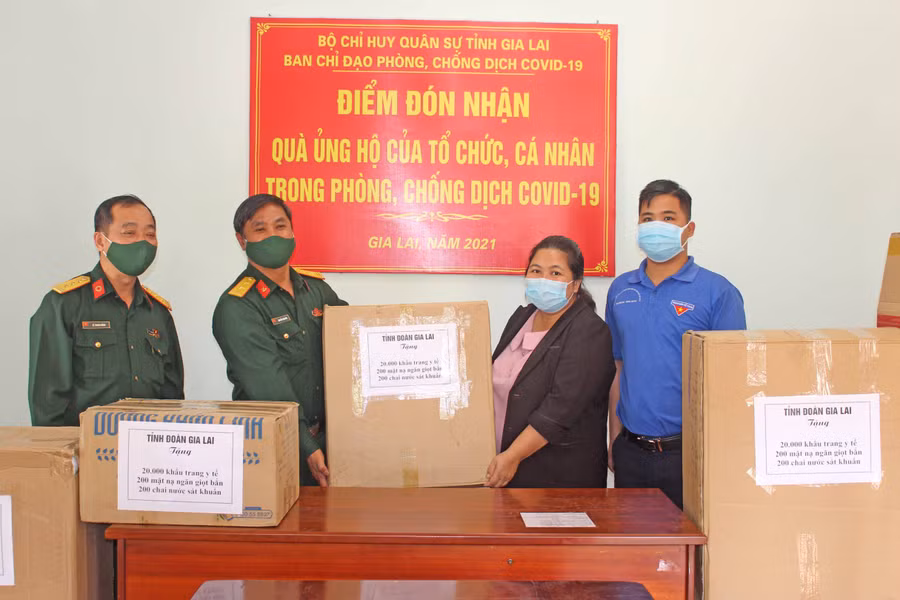 Chị Hà Thị Giang Thảo-Bí thư Tỉnh Đoàn trao tặng trang-thiết bị y tế cho Ban Chỉ đạo phòng-chống dịch Covid-19 Bộ Chỉ huy Quân sự tỉnh.Ảnh P.L