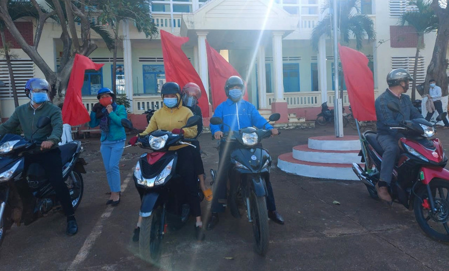 Thực hiện chỉ đạo của Ban Thường vụ Huyện ủy Mang Yang, Ban Thường vụ Tỉnh đoàn Gia Lai, Ban chỉ đạo phòng-chống dịch Covid-19 huyện; Ban Thường vụ Huyện đoàn ban hành kế hoạch, đồng thời chỉ đạo các cơ sở Đoàn trực thuộc triển khai tuyên truyền trong đoàn viên, thanh niên và nhân dân về công tác phòng-chống dịch. Sử dụng các phương tiện truyền thông của tổ chức Đoàn tại các xã, thị trấn để tuyên truyền, chia sẻ kịp thời và chính xác thông tin về tình hình dịch bệnh cũng như các biện pháp phòng-chống dịch. (ảnh 1)