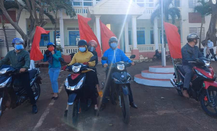 Thực hiện chỉ đạo của Ban Thường vụ Huyện ủy Mang Yang, Ban Thường vụ Tỉnh đoàn Gia Lai, Ban chỉ đạo phòng-chống dịch Covid-19 huyện; Ban Thường vụ Huyện đoàn ban hành kế hoạch, đồng thời chỉ đạo các cơ sở Đoàn trực thuộc triển khai tuyên truyền trong đoàn viên, thanh niên và nhân dân về công tác phòng-chống dịch. Sử dụng các phương tiện truyền thông của tổ chức Đoàn tại các xã, thị trấn để tuyên truyền, chia sẻ kịp thời và chính xác thông tin về tình hình dịch bệnh cũng như các biện pháp phòng-chống dịch. (ảnh 1)