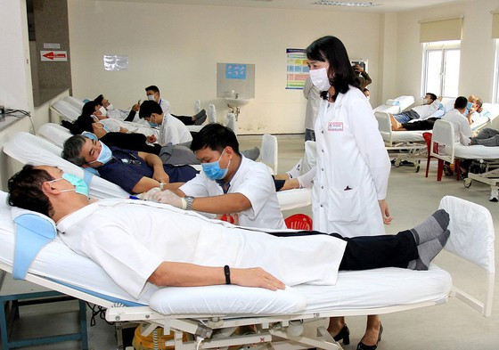 TS-BS Mai Văn Tuấn (giường đầu) tham gia hiến máu đầu xuân Tân Sửu TS-BS Mai Văn Tuấn (giường đầu) tham gia hiến máu đầu xuân Tân Sửu