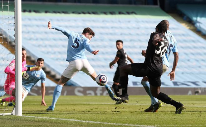 Antonio (số 30) gỡ hòa 1-1 cho West Ham - Ảnh: Reuters