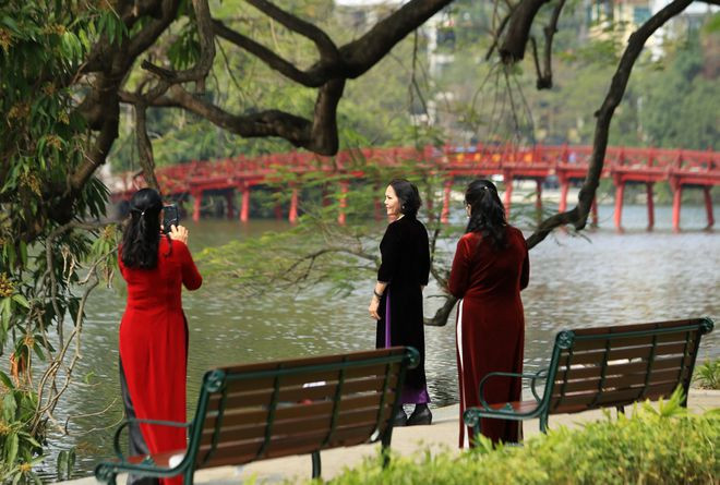 Người dân chụp ảnh bên cầu Thê Húc, trong mùa Hà Nội “thay áo”
