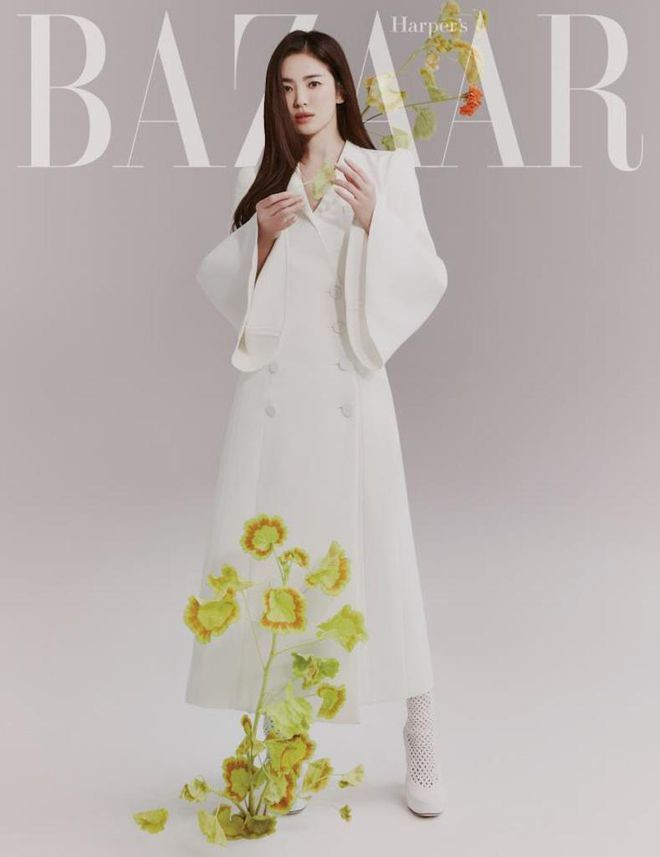 Các thiết kế đơn sắc trang nhã, nhẹ nhàng góp phần tôn lên vẻ đẹp tinh khôi, dịu dàng đầy sức hút của Song Hye Kyo đồng thời giúp mỹ nhân 8X trở nên tinh tế, thanh lịch hơn bao giờ hết.