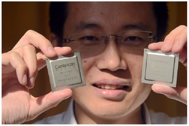 Tổng giám đốc điều hành Công ty Công nghệ Cambricon Trần Thiên Thạch trưng cặp chip tại một cuộc họp báo ở Thượng Hải hồi tháng 3.2018. Ảnh: CHỤP MÀN HÌNH HOÀN CẦU THỜI BÁO