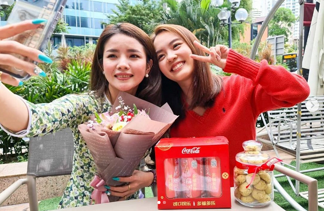 Chantalle Ng học nói giọng Việt với người bạn Việt Nam tên Kim - Ảnh: Instagram
