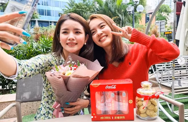  Chantalle Ng học nói giọng Việt với người bạn Việt Nam tên Kim - Ảnh: Instagram