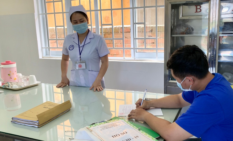 Người dân về từ vùng dịch phải khai báo y tế và tự theo dõi sức khỏe. Ảnh: Như Ý