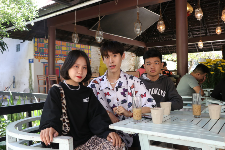 Nhiều bạn trẻ dành ngày mùng 5 Tết nhâm nhi cà phê, trò chuyện để ngày mai trở vào thành phố tiếp tục công việc. Ảnh Ngọc Minh