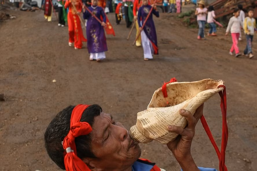 Đoàn đi rước nước được điều khiển bởi một đội trưởng thổi tù và bằng ốc.