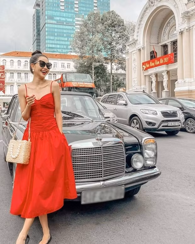 Đầm đỏ quai dây cũng là thiết kế giúp Tường Vi ''thổi bừng'' sắc vóc. Cô nàng nhấn nhá nét duyên dáng với túi cói đính hạt và khuyên tai ngọc trai.